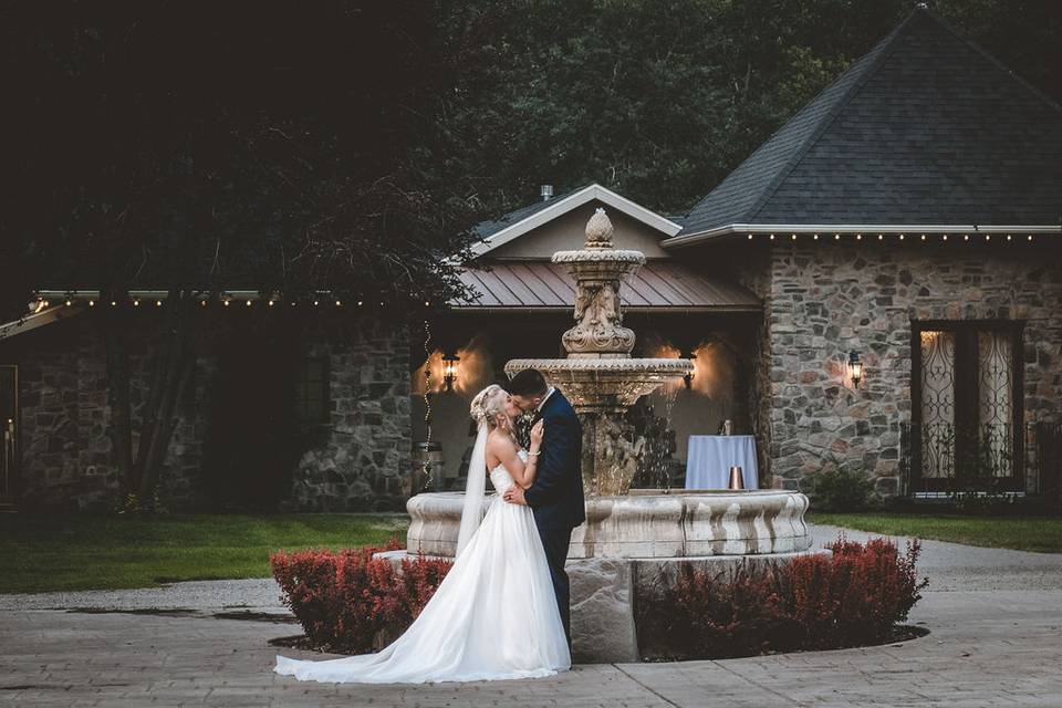image shows a bride and groom sharing a kiss in front of a bozeman wedding venue